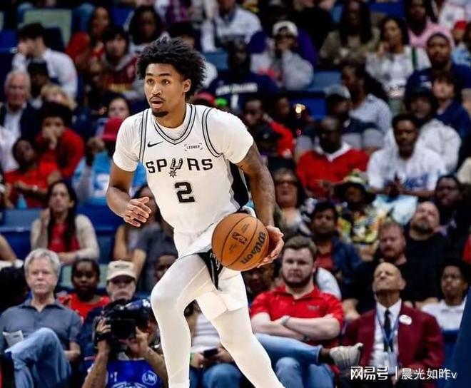 爵士战胜马刺,米切尔砍下28分 爵士战胜马刺,米切尔砍下28分